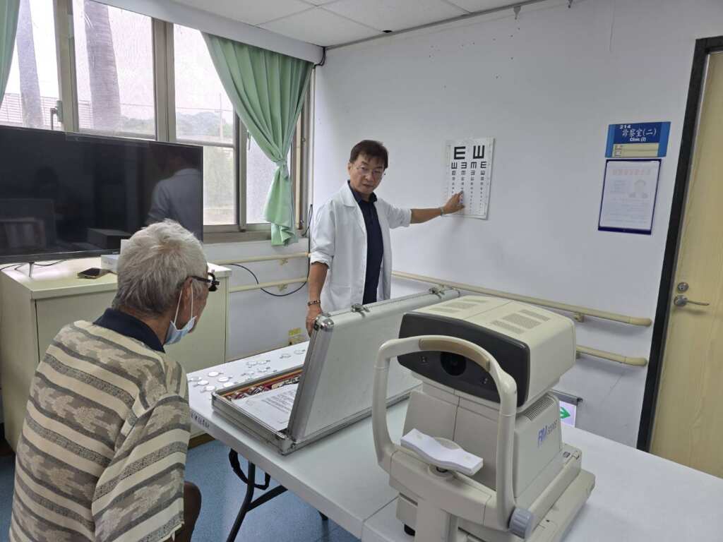 ▲彰化榮家辦年度配鏡活動，守護榮民長輩視力健康。（記者林明佑翻攝）