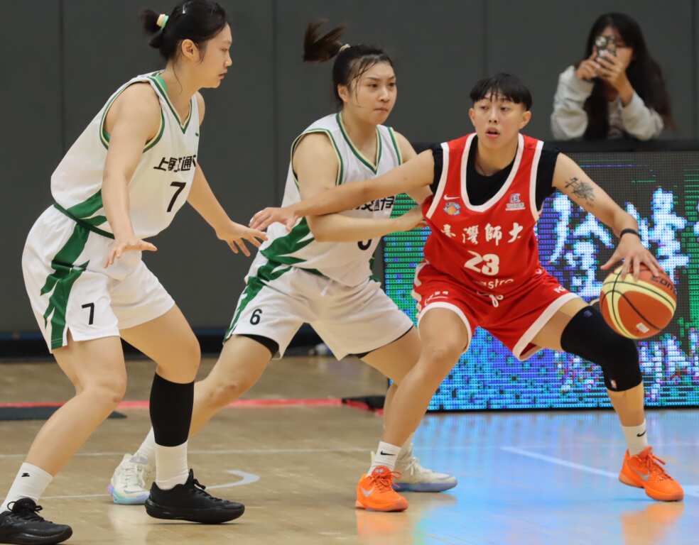 張聿嵐面對上海交大僅出戰20分鐘,不過對手交大女籃派出多人輪流防守她,吸收比賽經驗。 (潘安彥攝影)