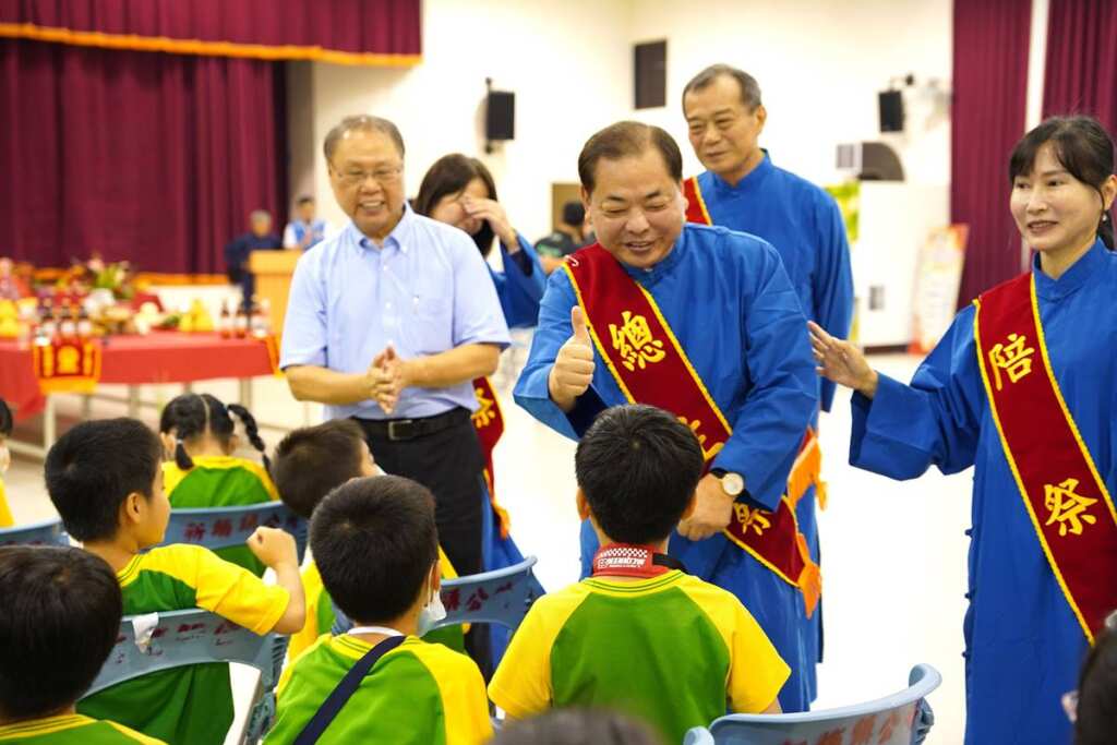 ▲副縣長陳見賢勉勵學童尊師重道,對學童比一個讚。