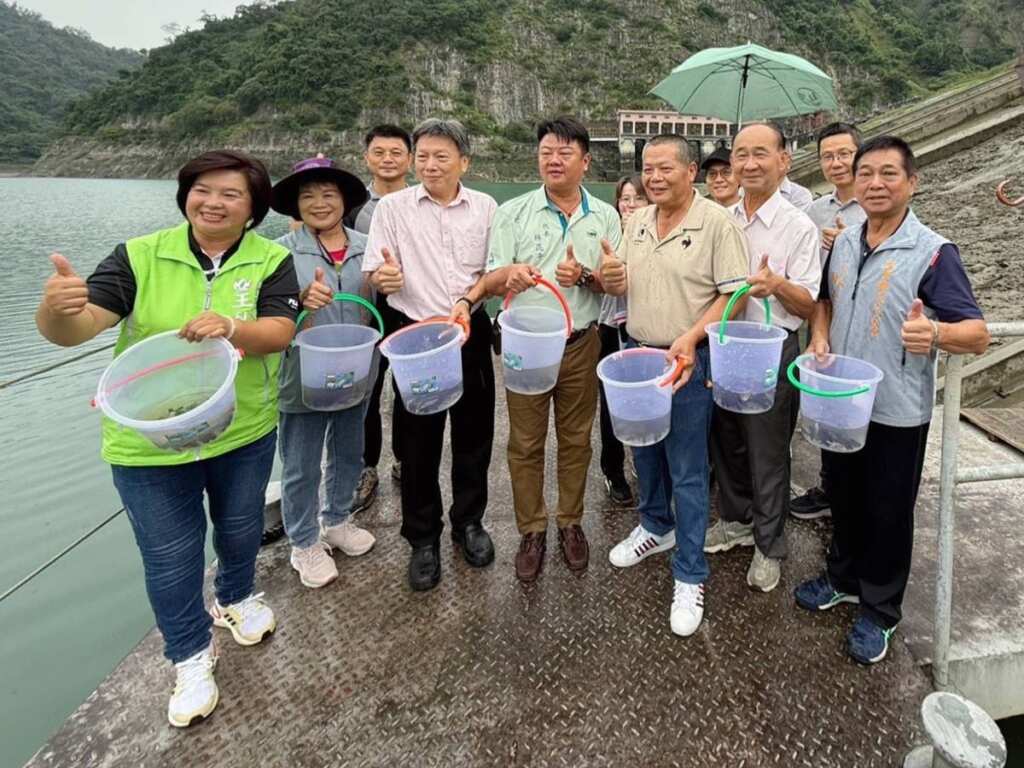 ▲台電明潭發電廠辦理下池水庫魚苗放流,共放流逾萬尾魚苗維護水域生態。