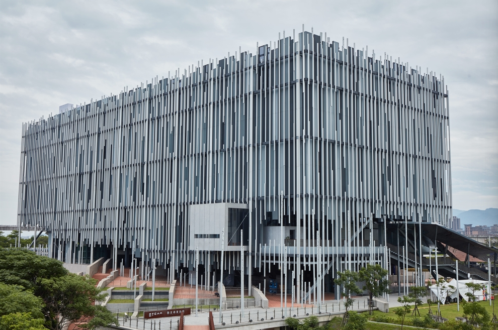 久年機構承攬新北市美術館營造工程，落實設計理念，自然律動的意象巧妙轉譯後，呈現線條感十足的建築外觀。圖/久年機構提供