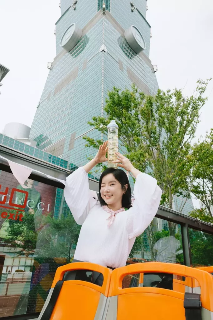 最上面藍色奶瓶為李佳穎送給小孩又又第一份禮物