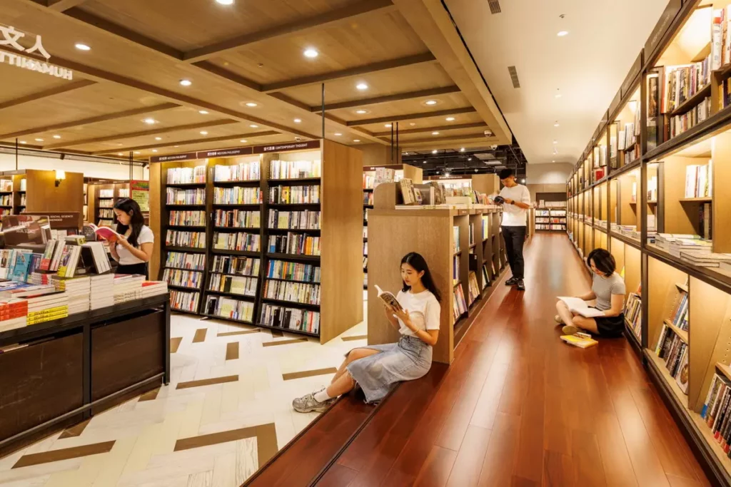 誠品松菸24小時書店大幅度分區改裝,今(9.26)嶄新亮相!汲取敦南設計靈感,以沉穩柚木打造供讀者輕鬆閱讀的「坐讀階梯」。