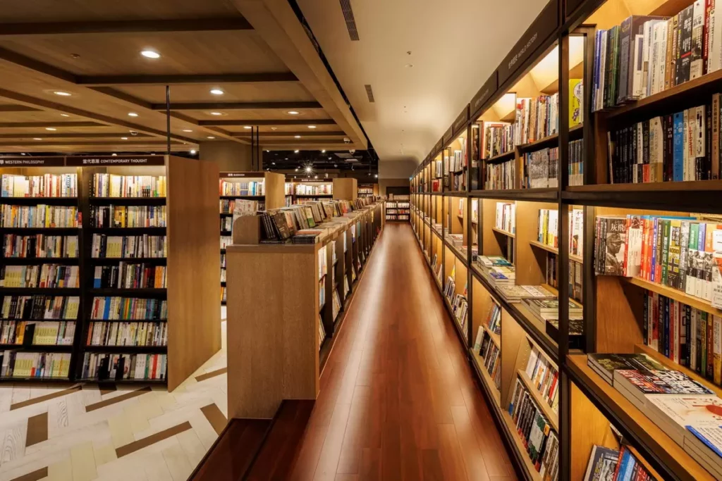 誠品松菸24小時書店大幅度分區改裝,今(9.26)嶄新亮相!汲取敦南設計靈感,以沉穩柚木打造供讀者輕鬆閱讀的「坐讀階梯」。
