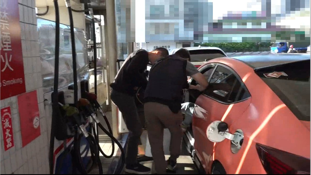 ▲圖說:員警趁陳嫌駕車至加油站加油時,持拘票及搜索票一舉逮捕 (圖/台中市政府 提供)