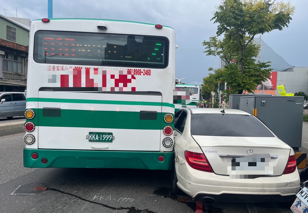 前後擦撞2公車 42歲女駕駛涉藏依托咪酯菸彈送辦 260 cnews204250926a06