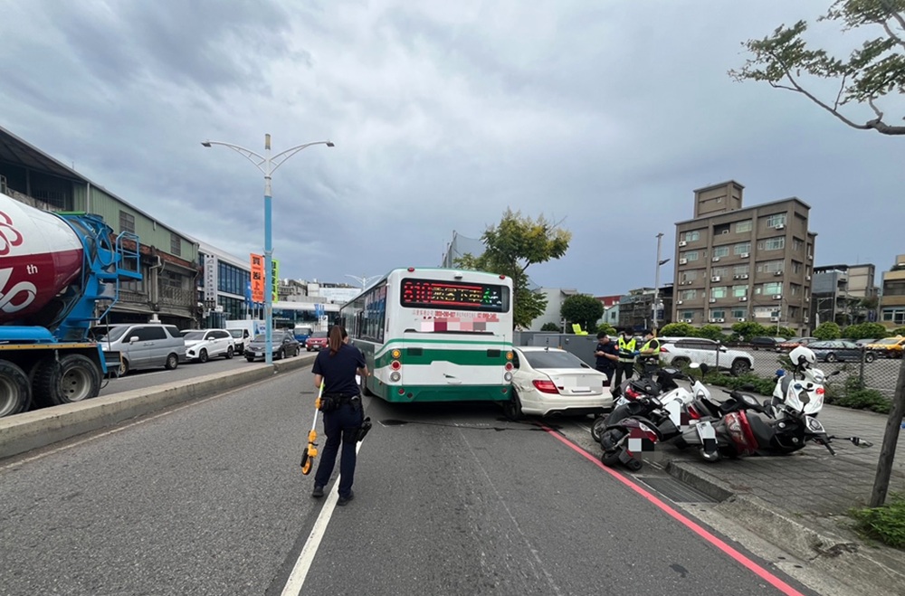 前後擦撞2公車 42歲女駕駛涉藏依托咪酯菸彈送辦 262 cnews204250926a07