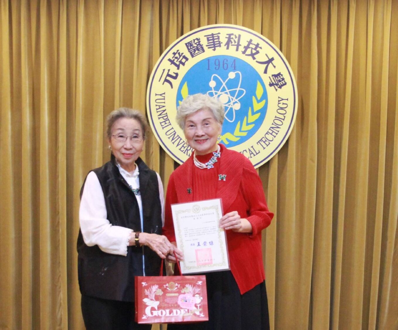 元培蔡雅賢董事長(左)致贈感謝狀予藝術家莊蓮子。(圖/記者黃溎芬翻攝)