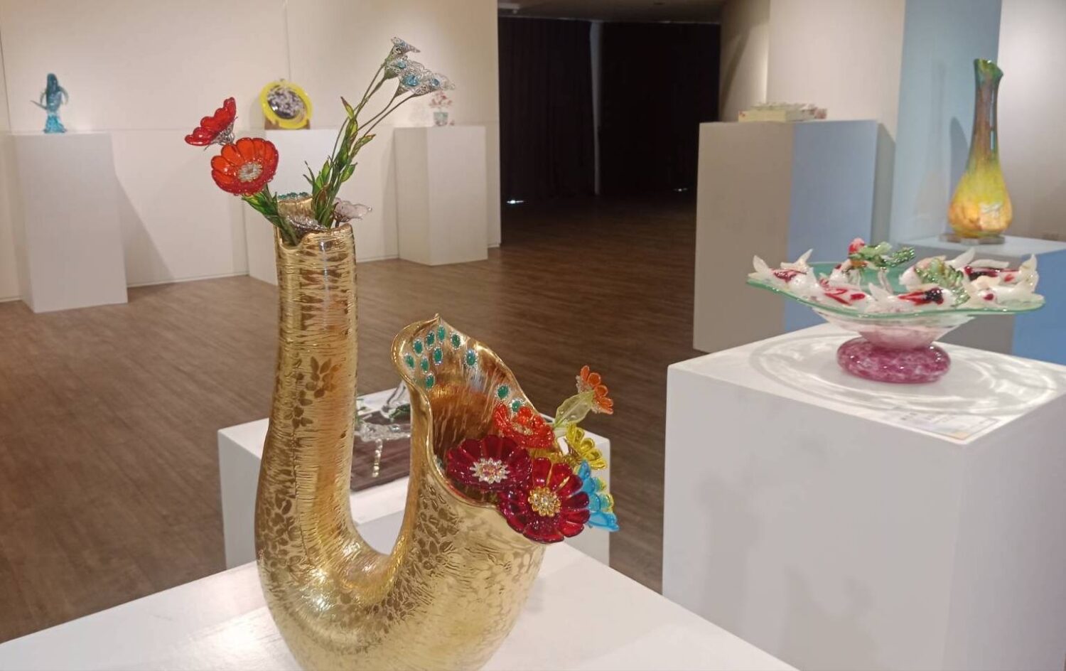 元培光宇藝術中心「綻放」Bloom in Glass:光影之間,花開如夢」浪漫開展。(圖/記者黃溎芬攝影)