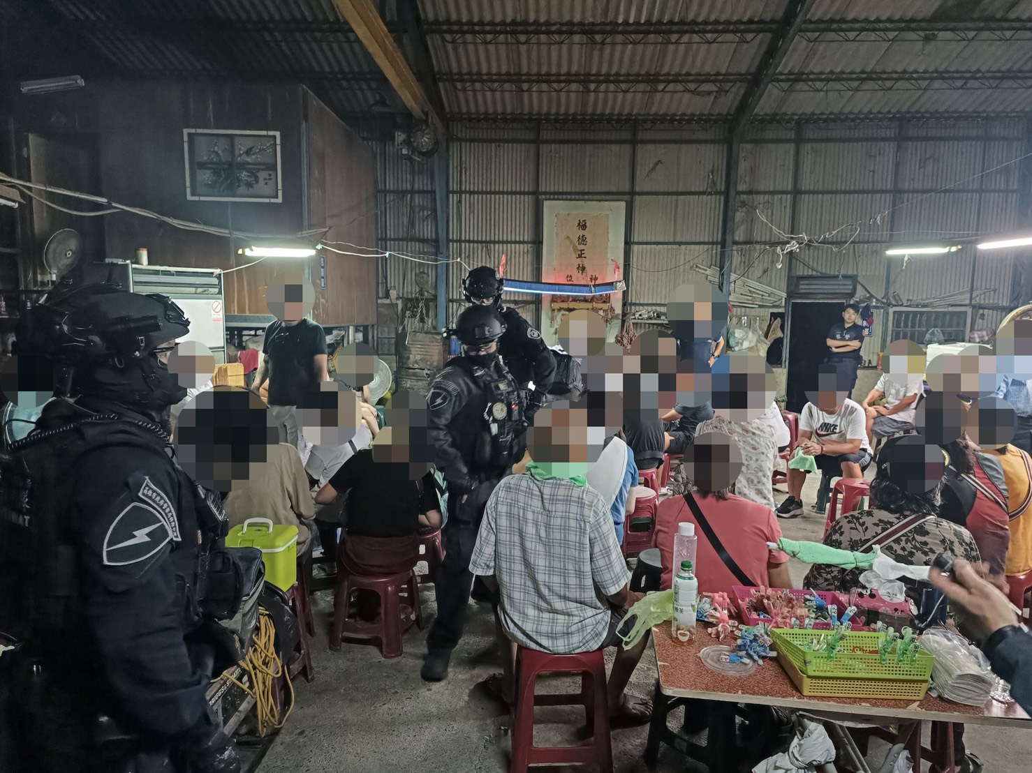 賭場藏工寮 雄警攻堅移送負責人、把風者。〈圖/記者蔡宗武翻攝〉
