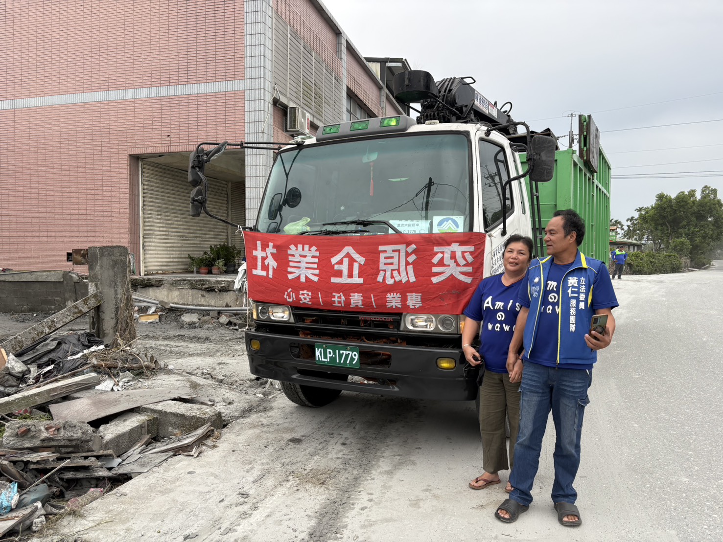｢我們來了！｣，黃仁花東服務團隊一大早就將第一輛重型機具搶進｢阿托莫部落｣。(圖／黃仁國會辦公室)