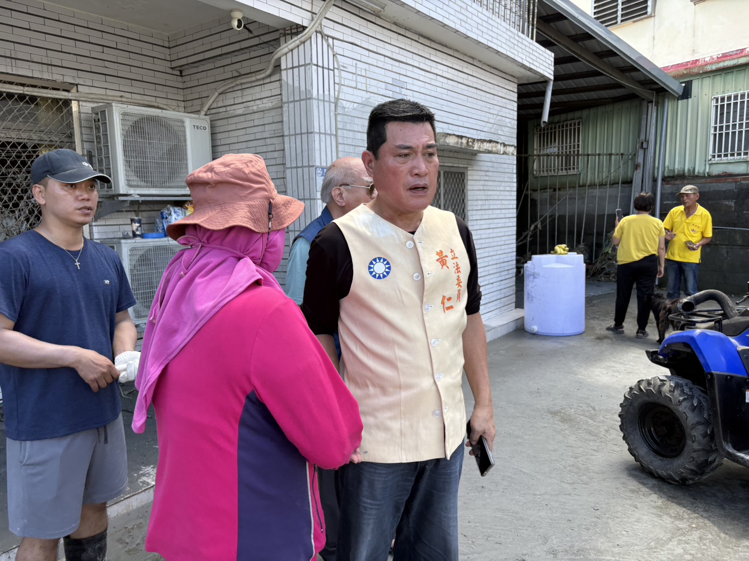 黃仁25日一大早親自率同花東服務團隊搶進阿托莫部落發放民生物資，現場聽取受災族人的應變需求。(圖／黃仁國會辦公室)