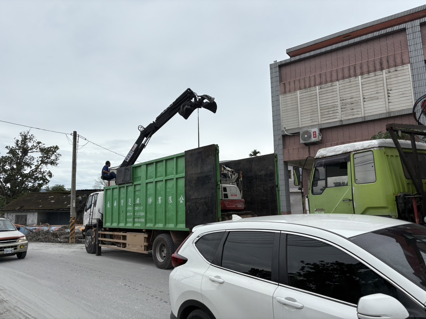 大型機具陸續運抵阿托莫部落，為當地災民踏出災後家園重建的第一步。(圖／黃仁國會辦公室)