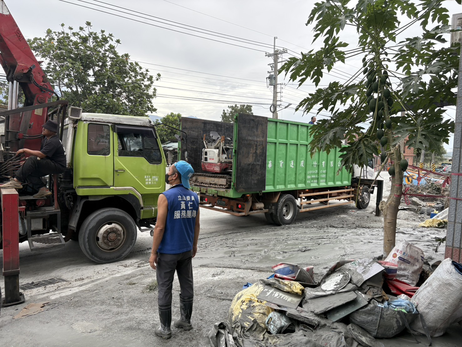 黃仁服務團隊留在阿托莫部落協助當地災民進行災後重建。(圖／黃仁國會辦公室)
