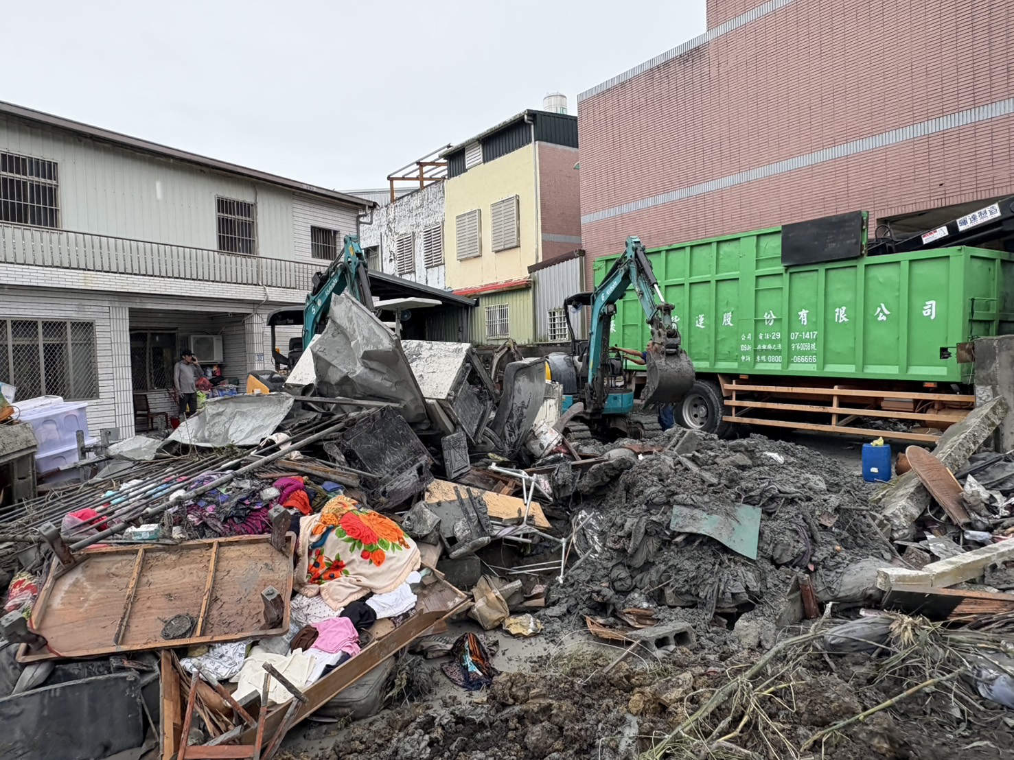 大型機具投入！加速汙泥清理及各項開挖工程。(圖／黃仁國會辦公室)