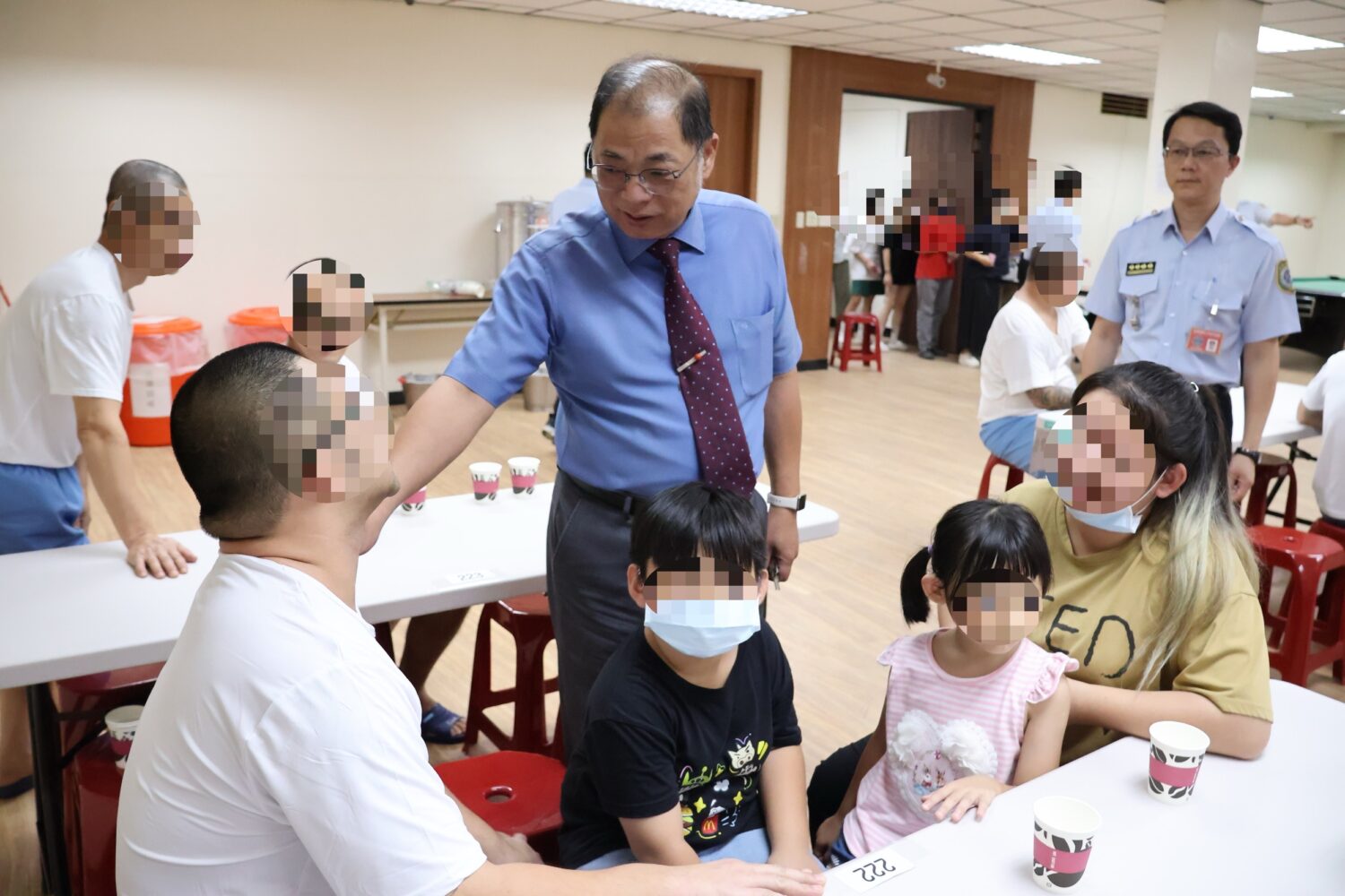新竹監獄典獄長曾文欽親臨懇親會場,與收容人及其家屬互動,勉勵大家珍惜親情力量,早日復歸社會。(圖/記者張家燁翻攝)