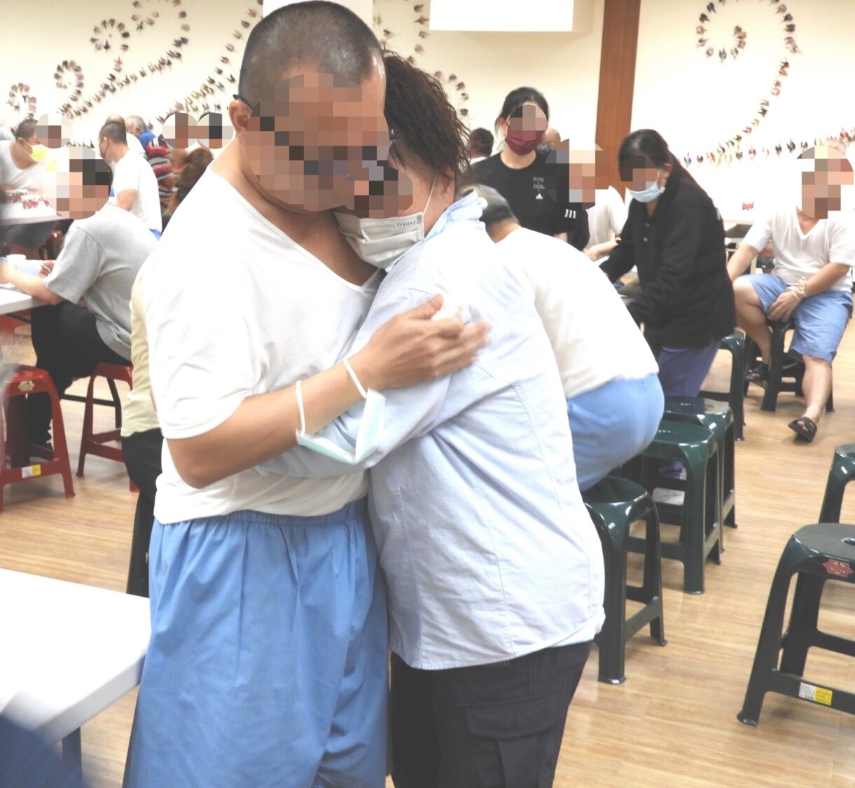 新竹監獄舉辦「中秋面對面懇親」活動,收容人看到家人到來時,忍不住熱情擁抱,現場洋溢溫馨與感動氛圍。(圖/記者張家燁翻攝)