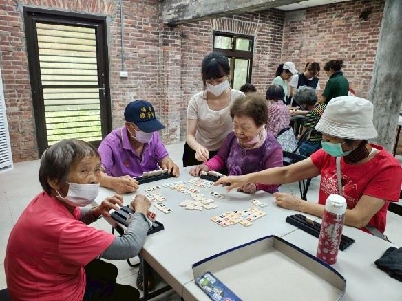 寶山鄉失智據點『恩典家園』啟用後，長輩們在客家古厝空間參與桌遊與認知訓練課程，透過互動延緩失智退化。（圖/記者黃溎芬翻攝）