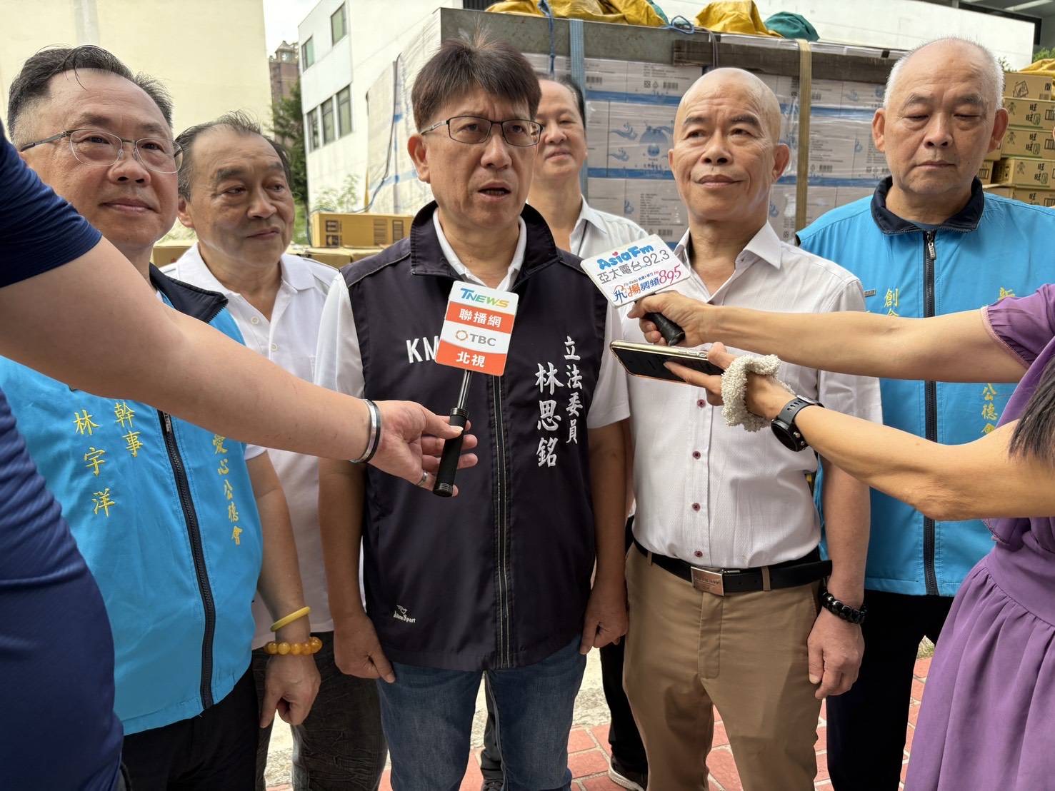 林思銘立委接受媒體訪問時強調,面對災害最需要的是實際行動與互助,呼籲社會各界共同援助花蓮光復鄉災民。(圖/記者張家燁翻攝)