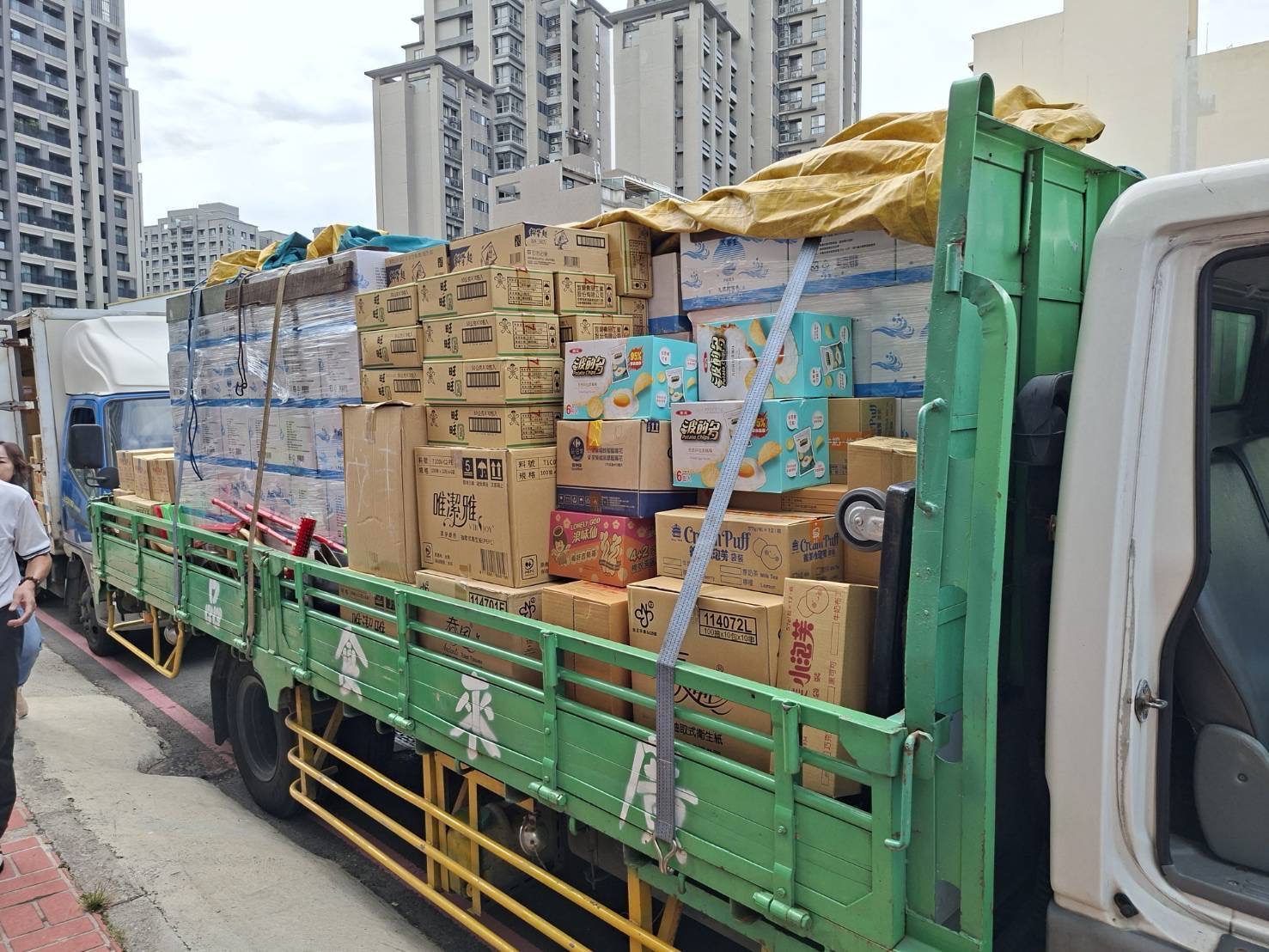 滿載新竹縣愛心功德會募集物資的貨車,即刻啟程送往花蓮光復鄉,為受災鄉親帶來生活必需品。(圖/記者張家燁翻攝)