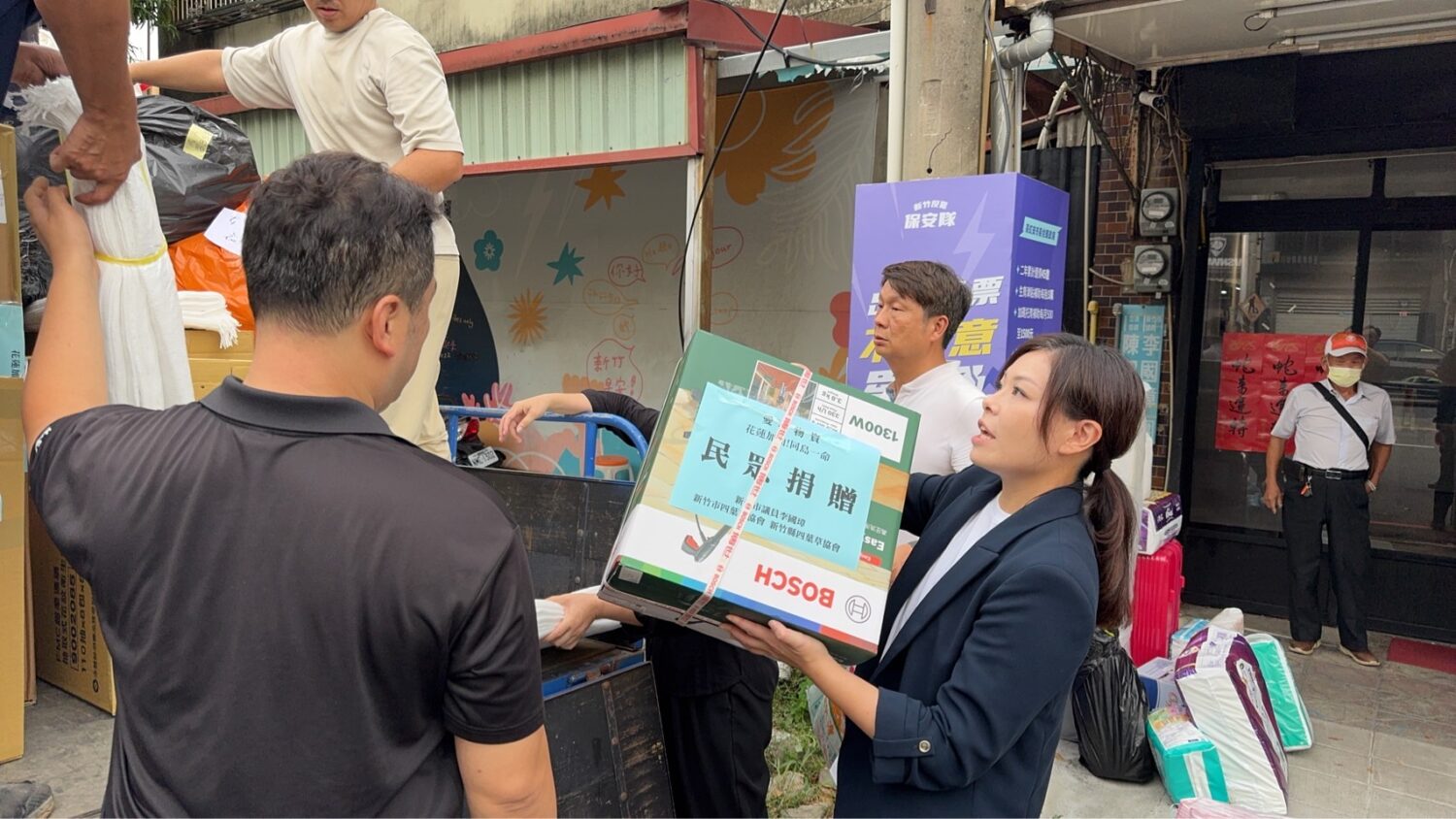 新竹縣市四葉草希望協會與志工團隊,正合力將募集到的民生物資裝車,準備送往花蓮災區。(圖/記者林照東翻攝)