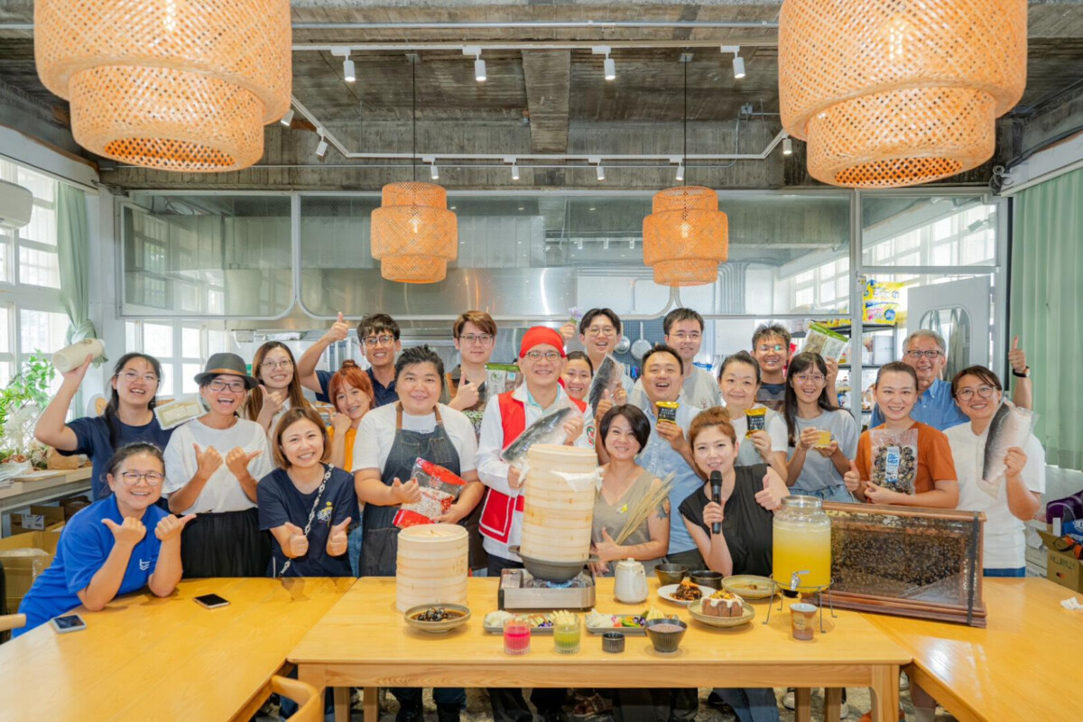 ▲彰雲嘉濱海青年聯手推出精緻豪華海鮮塔,並搭配八道獨具地方風味的海鮮料理,帶來無與倫比的海鮮盛宴。