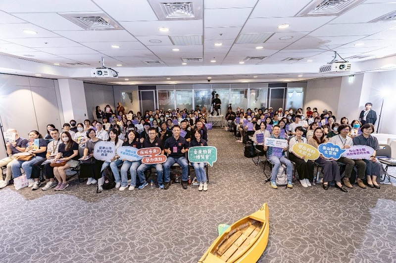 ▲以「體驗學習新未來」為題的精彩論壇內容，現場參與踴躍留下合影。