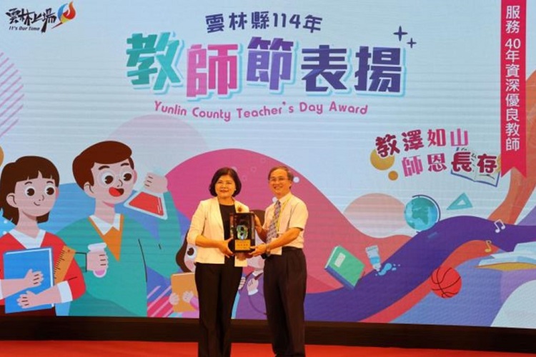 ▲張縣長麗善(左)頒獎表揚國小校長服務滿40年:張景哲校長(右)等7位師長。(記者劉春生攝)