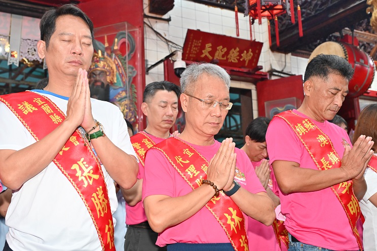 ▲ 代理縣長林茂盛(中)等各界默哀為花蓮光復鄉祈福。