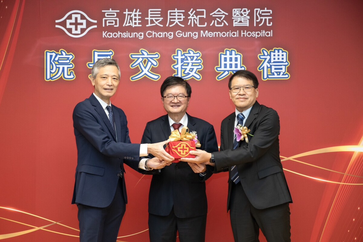 ▲王植熙（左）榮退藍國忠（右）接任高雄長庚院長，高雄長庚新局啟動，推動全方位健康照護網絡。