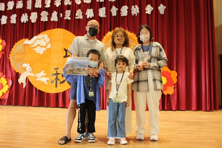 ▲邀請收容人及家屬上台拍照留念。(記者劉春生攝)