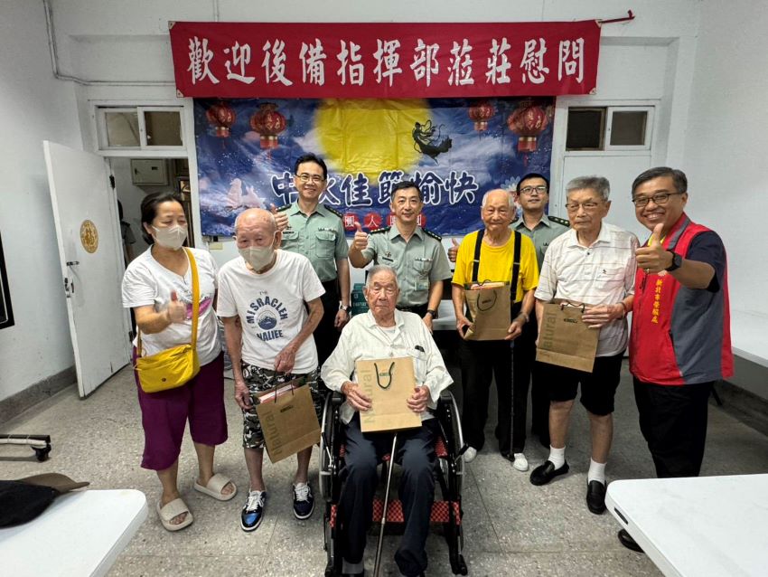關懷慰問退舍榮民長輩 新北榮偕後指部秋節送暖 1 《圖說》李毓錫副處長(右)偕同黃教昇副主任(中)於秋節前夕關懷慰問「居安一莊退舍」長輩。〈新北榮提供〉