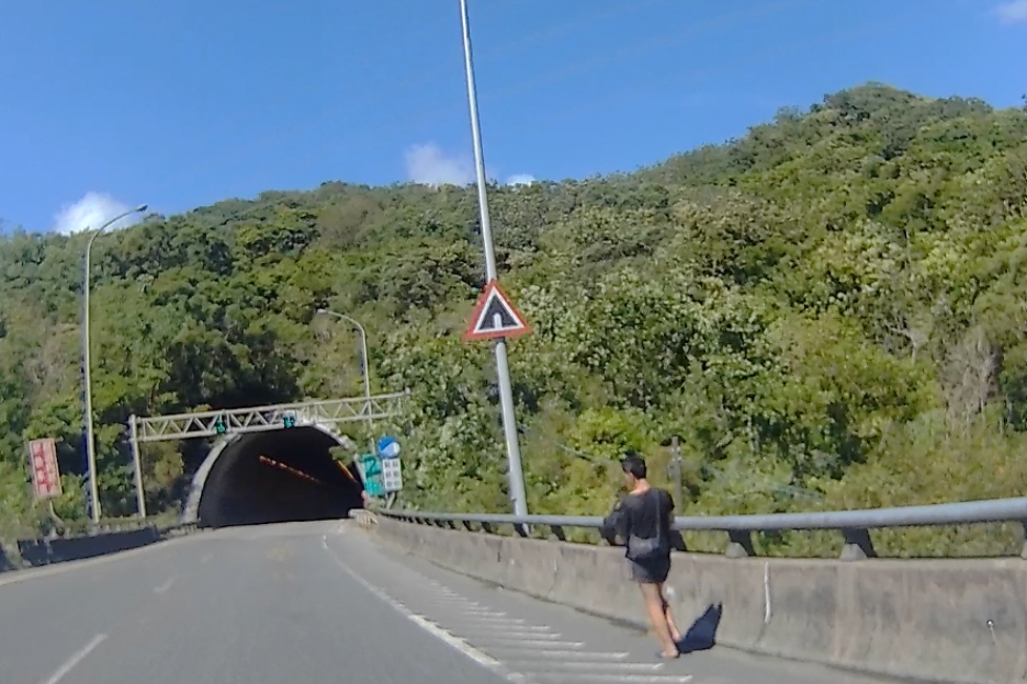 男子誤闖快速道路險象環生 瑞芳警迅速排除危險並協助完成探友心願 2 MEITU 20250926 103638735
