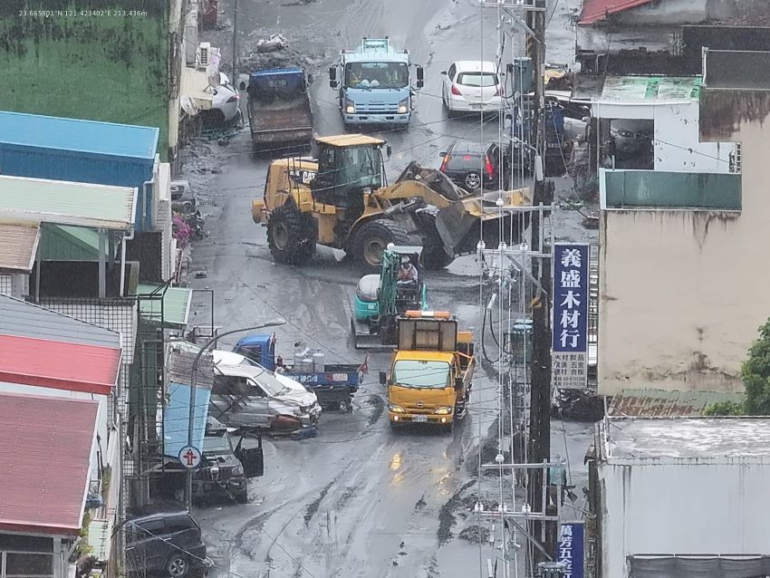 《圖說》新北市大型機具協助清理現場。〈消防局提供〉