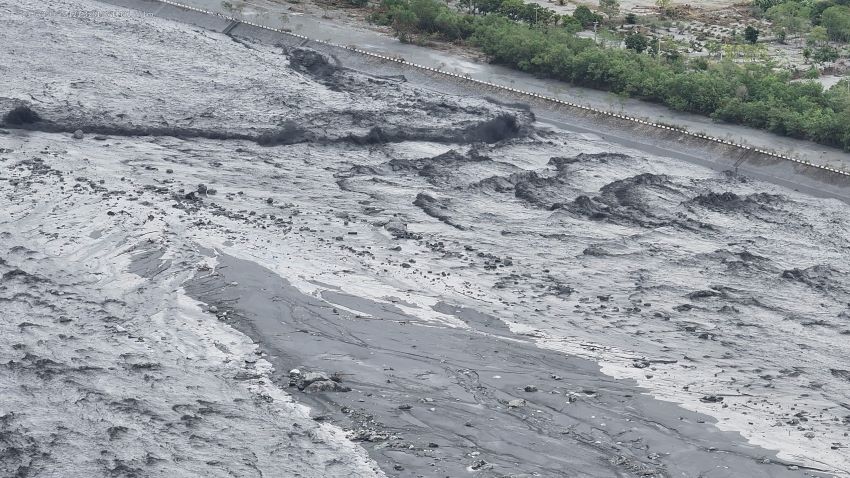 《圖說》馬太鞍溪堰塞湖溢流，光復鄉民宅與道路滿是淤泥。〈消防局提供〉