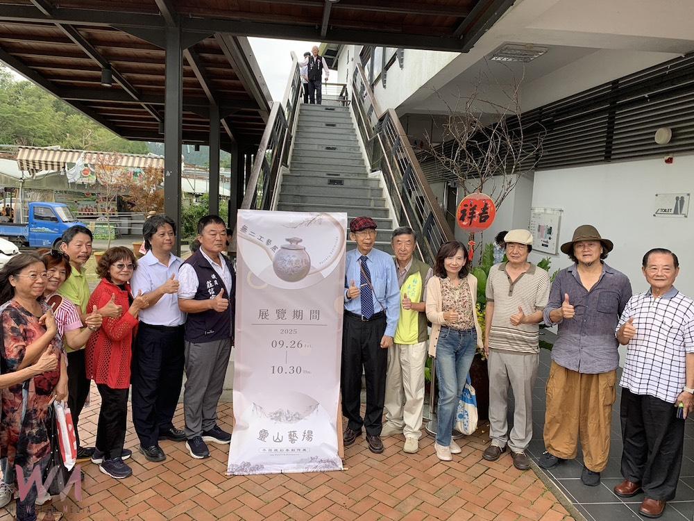 各大藝術家為藝展揭牌。(圖/記者陳惲朋攝)