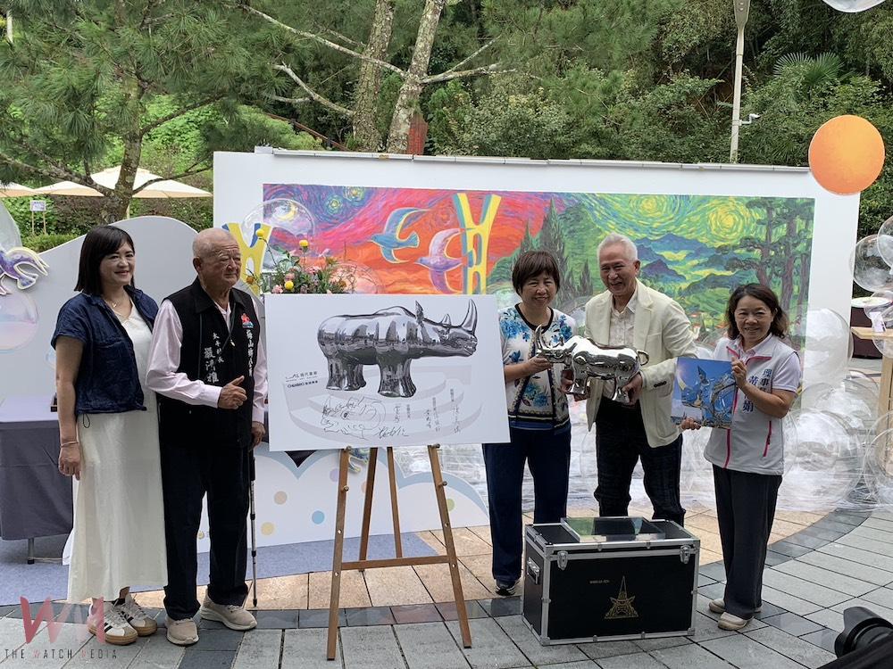 陳美琪董事長(右3)、施力仁(右2)藝術家一起將損贈給太平社區。(圖/記者陳惲朋攝)