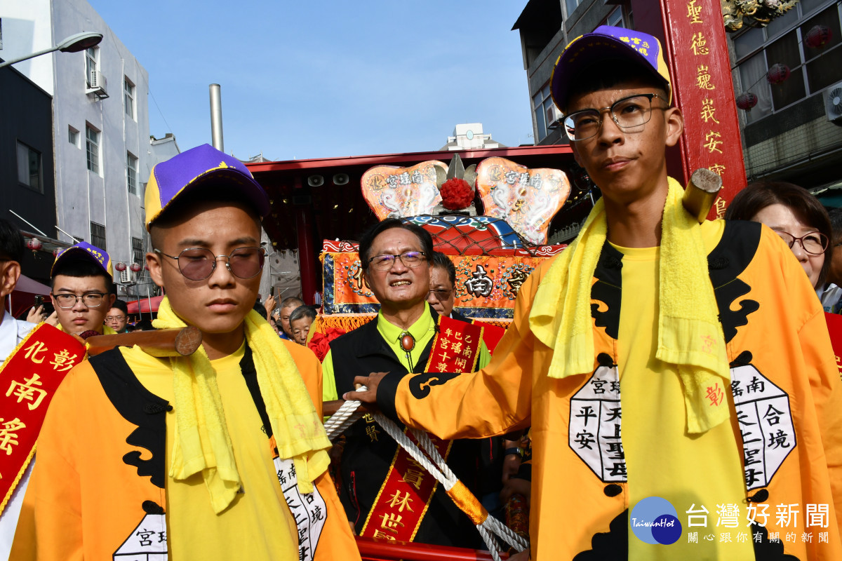 南瑤宮遶境巡角主委林世賢市長扶開基三媽鑾轎起駕囉！。圖／記者鄧富珍翻攝