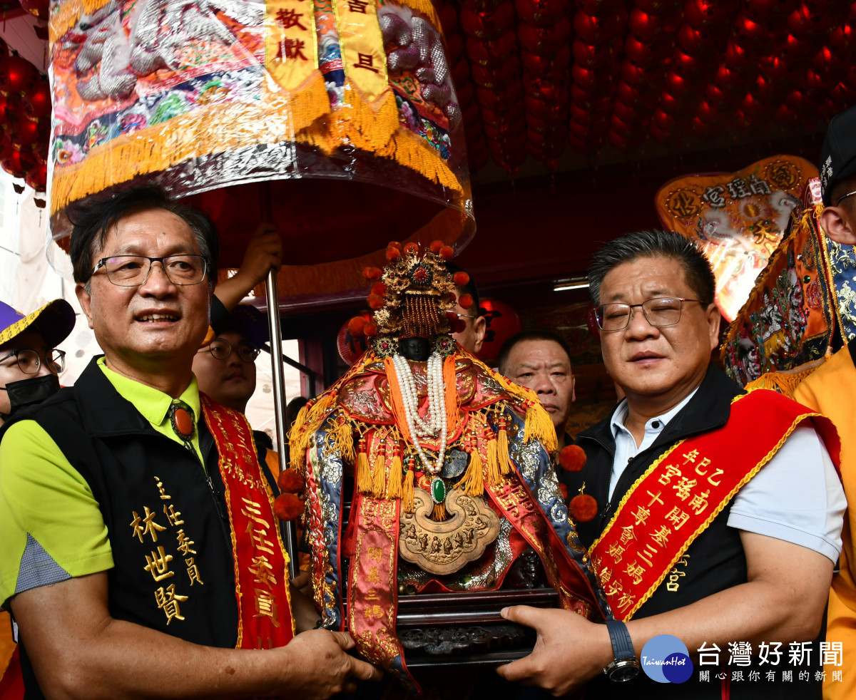 起駕前遶境主委林世賢市長與遶境大總理賴金鐘之子賴志峰恭迎開基三媽。圖/記者鄧富珍翻攝