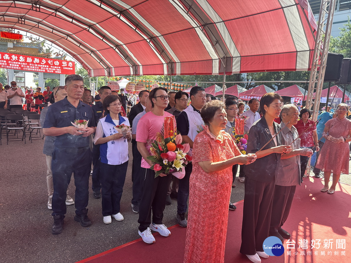許縣長於慈善宮與黃李濟宮主、李轂摩主委主祭。（記者扶小萍攝）