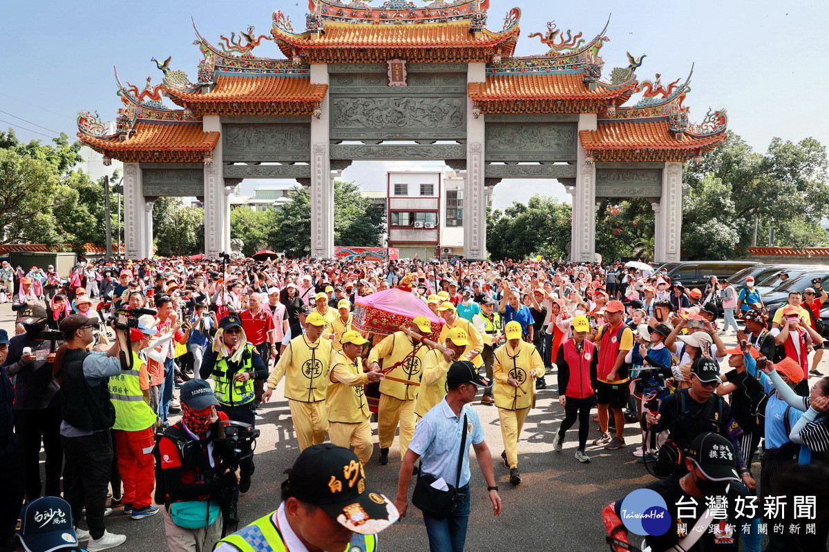 白沙屯媽祖在香燈腳隨行下抵南投慈善宮。(縣府提供)