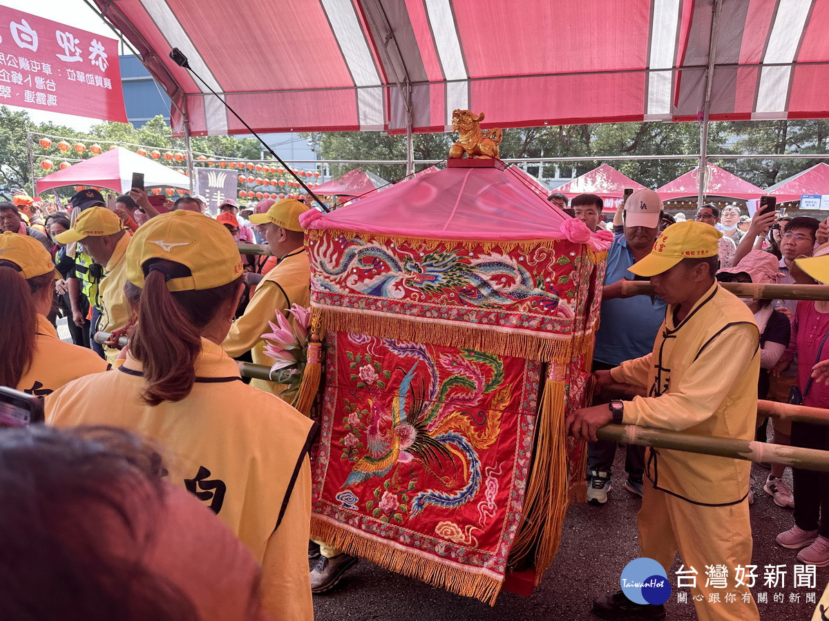 白沙屯媽祖進入慈善宮信眾高呼進囉進囉。(記者扶小萍攝)