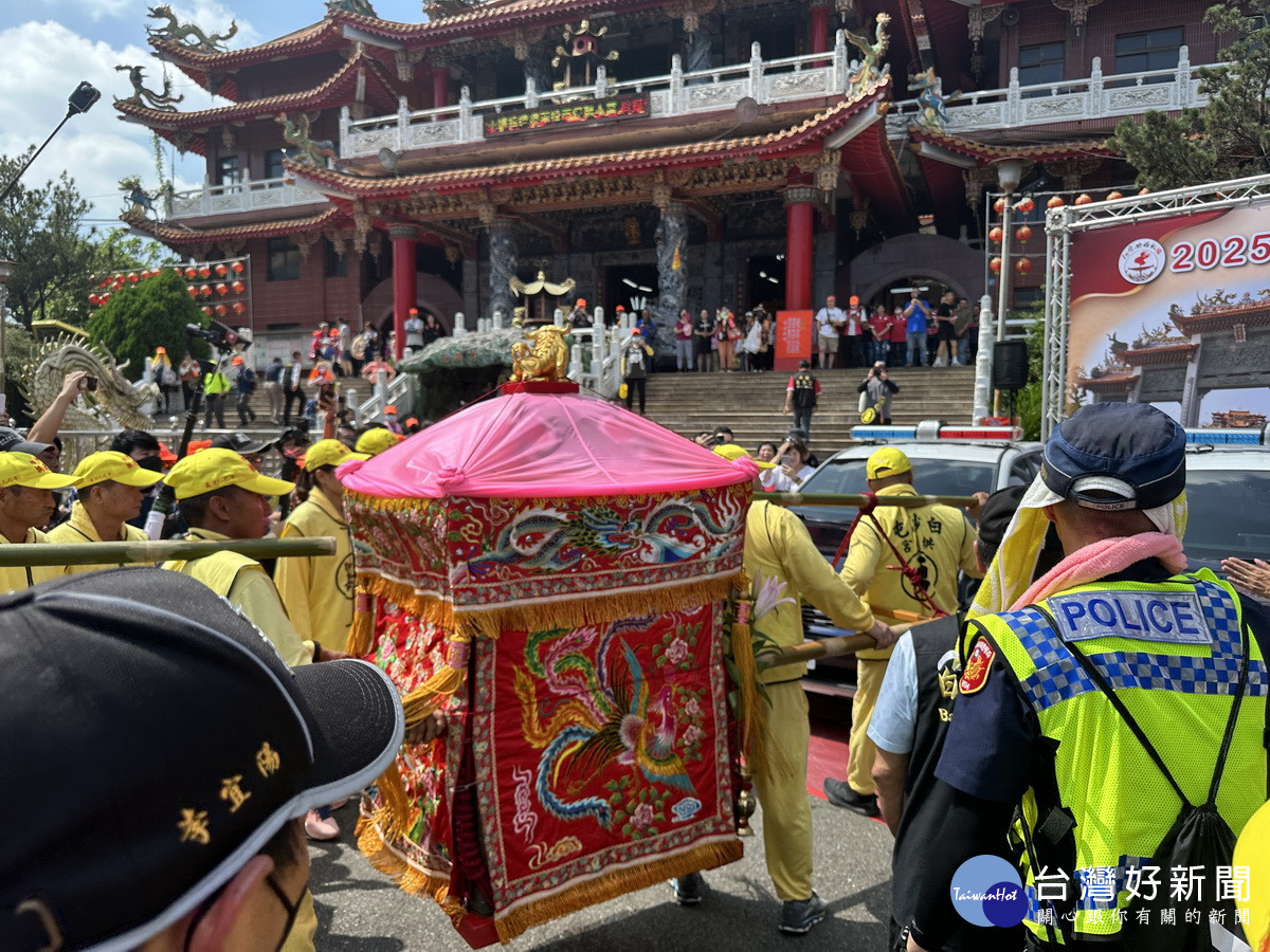 媽祖特地為新車加持祝福平順。(記者扶小萍攝)