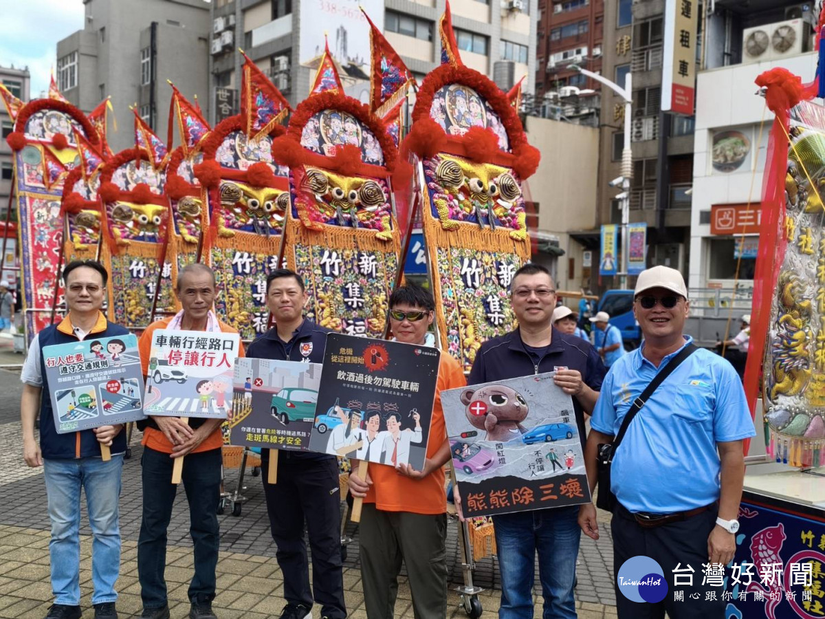 桃園市交通警察大隊、桃園分局結合做交通安全宣導，預告10月1日起進行「取締酒駕大執法」。