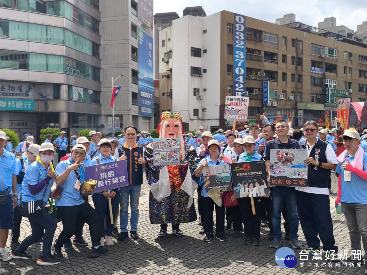 桃園市交通警察大隊、桃園分局結合做交通安全宣導,預告10月1日起進行「取締酒駕大執法」。