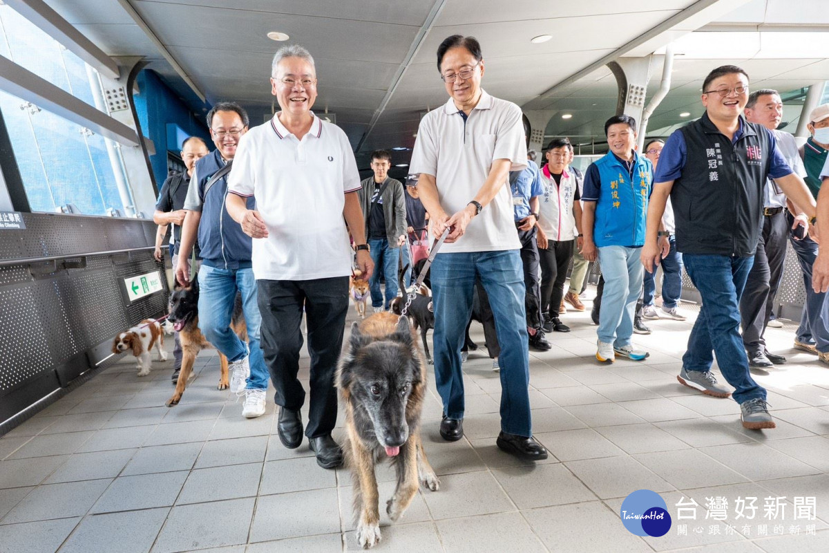 張市長和毛小孩一同搭乘桃園機場捷運。