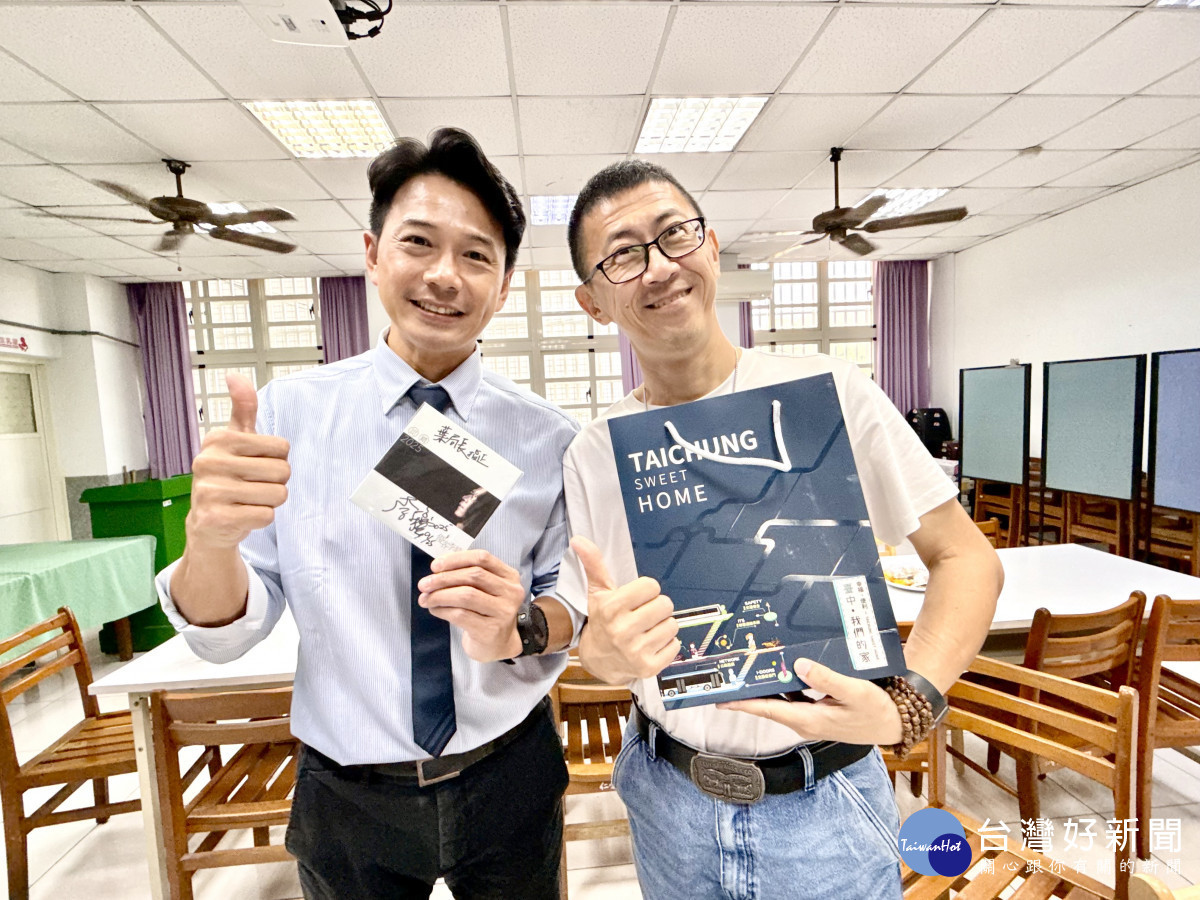 交通局長葉昭甫（左）歡迎歌手李驥移居台中。