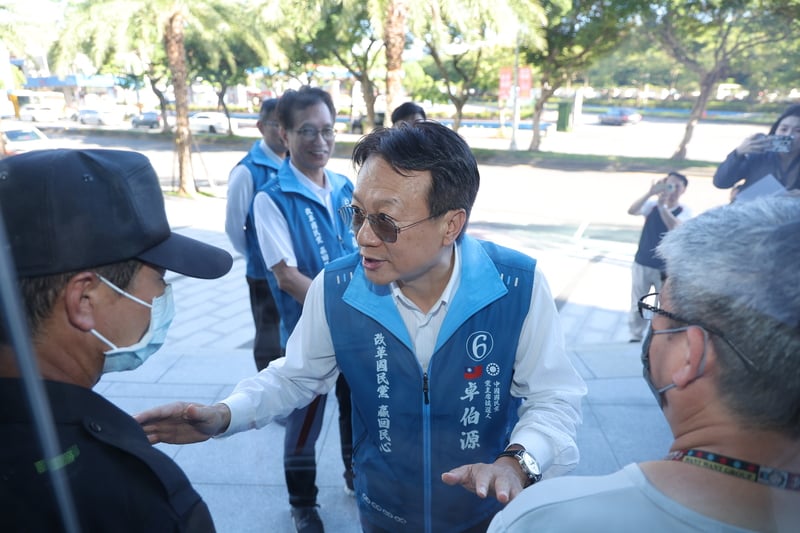 中天新聞主辦的第2場國民黨主席辯論27日登場,卓伯源(前中)依然未獲邀請,他詢問現場人員是否可參與,遭到拒絕