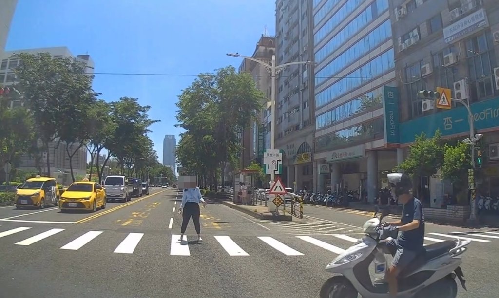 高雄中華大同路口行人違規惹議 女子馬路嬉遊恐挨500元罰單