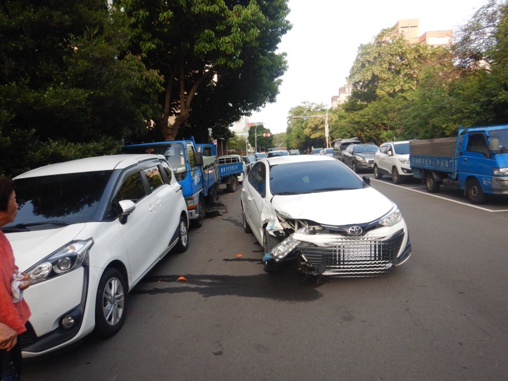 酒駕又分心看導航! 台中男子連撞兩車警方送辦